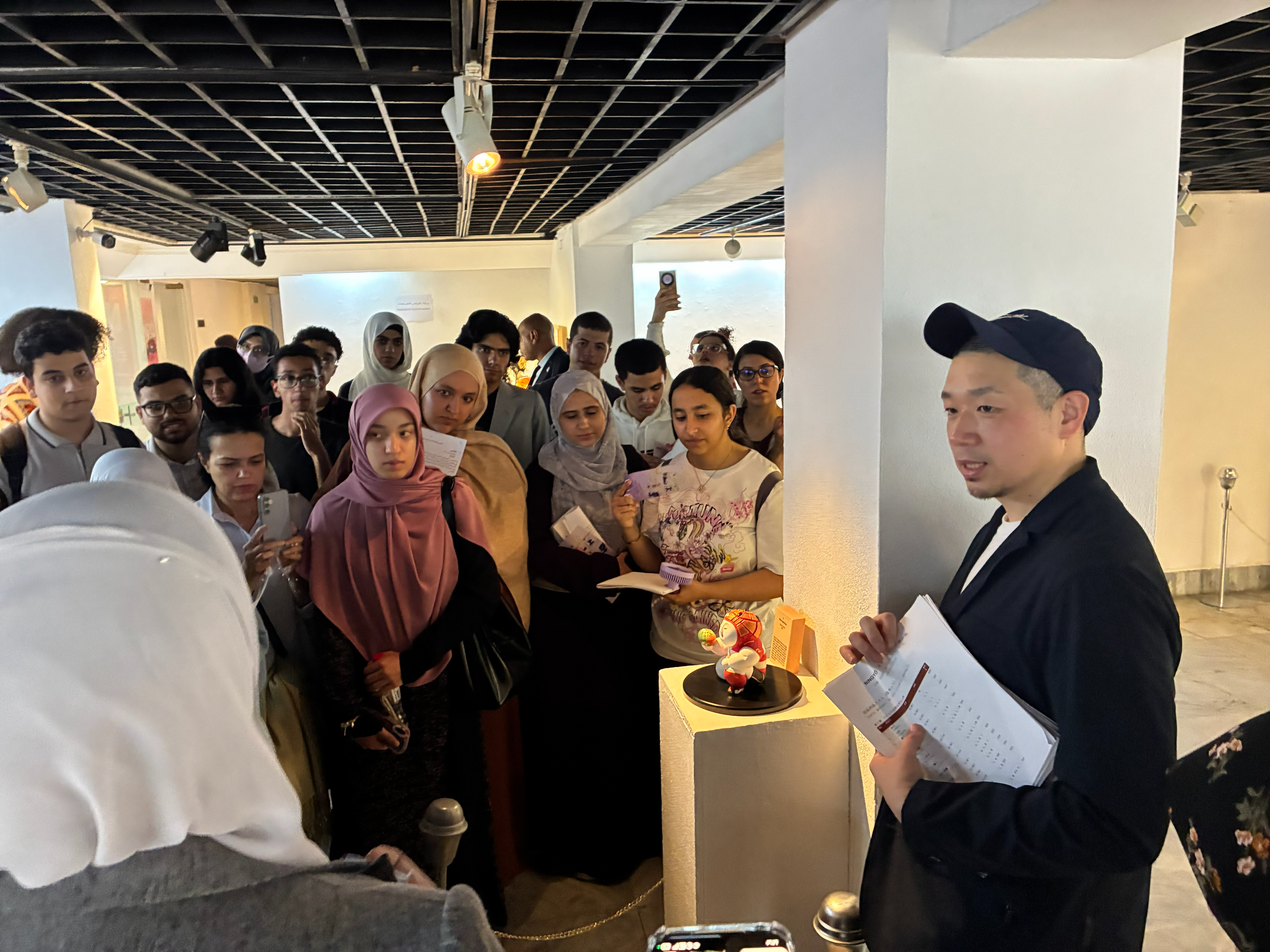中村弘峰氏による展示ツアーの様子。日本人形への関心の高さがうかがえました。