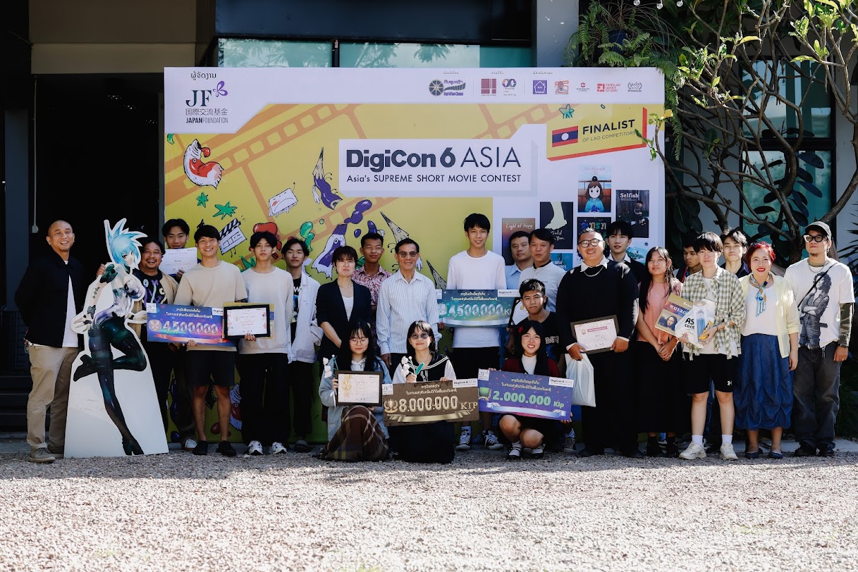 DigiCon6 ASIA 第6回ラオス大会の参加者と審査員の集合写真