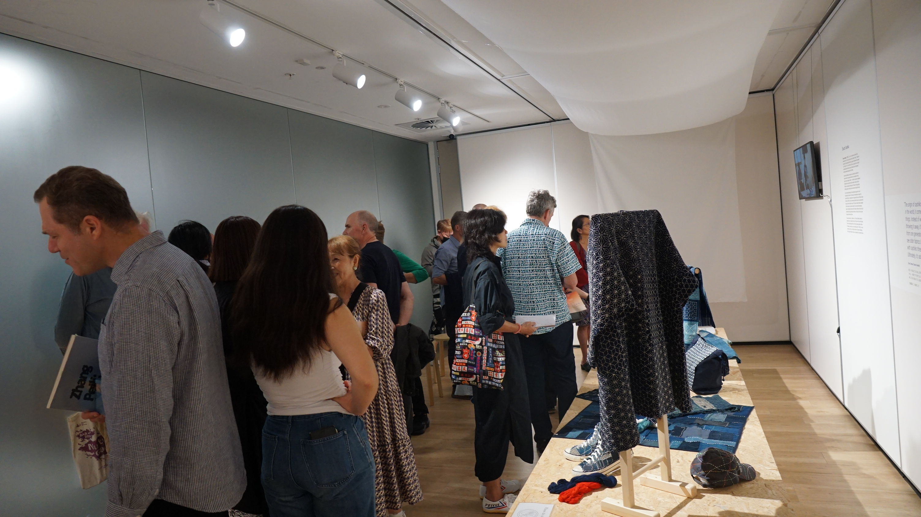 展示を見る人々