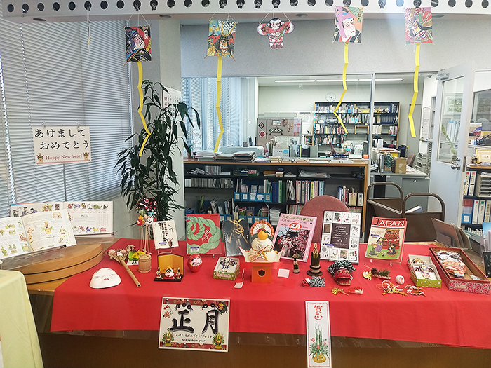 Photo of New Year's decorations such as kagami mochi, kadomatsu, and kites are on display.