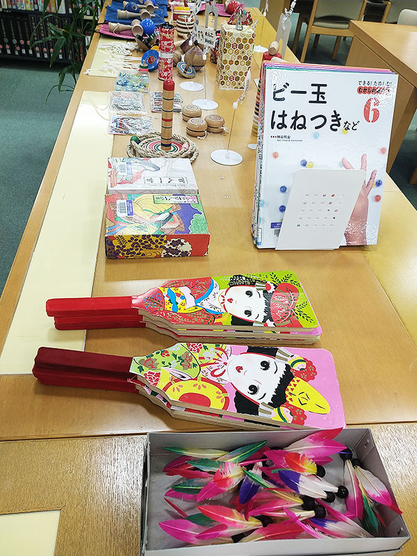 Photo of hagoita and hyakuninissyu.