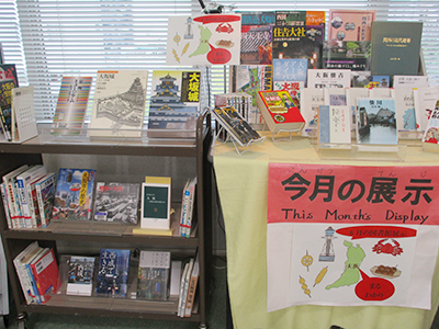 A corner of the library where many books on “Osaka Maruwakari”, the theme of the June monthly exhibition, are displayed on a table covered with a yellow cloth.