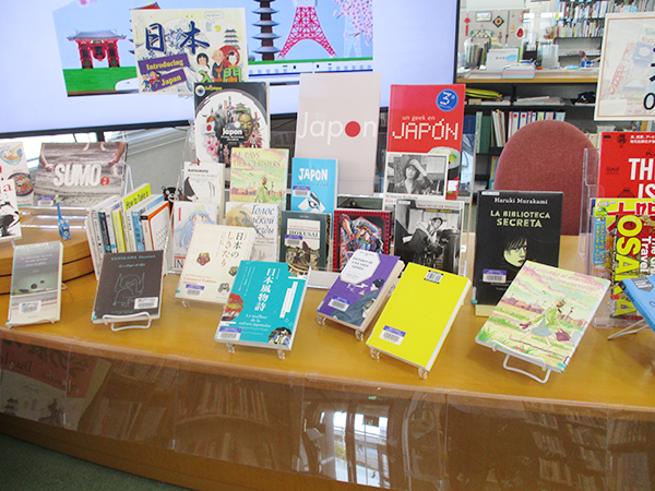 Sixteen books related to the October exhibition theme, “Introduction to Japan,” are arranged on the countertop so that their covers are visible.