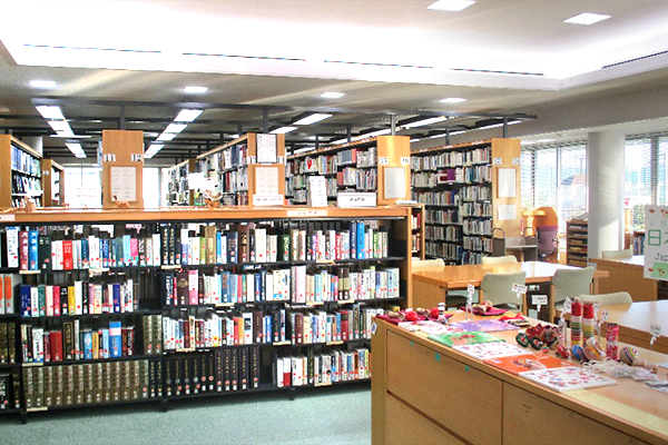 図書館の内観（別角度）受付、本棚のアップ