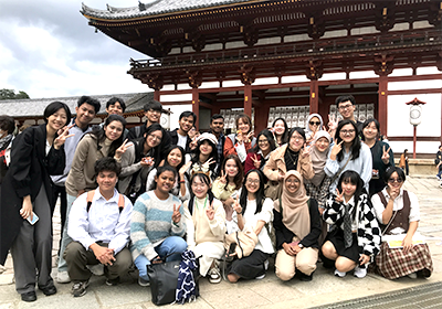 東大寺の前での集合写真