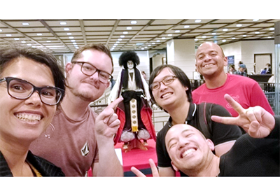 展示されている文楽人形をバックに5人の参加者がピースなどをしながら和やかな記念写真