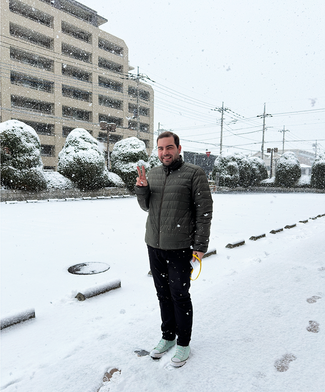雪で一面真っ白になっている町の歩道で1人写っているヴィニシュス・ボルゲス・デ・アルメイダ氏。