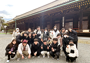 三十三間堂の本堂の前での集合写真