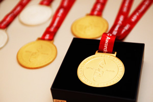 受賞メダルの写真