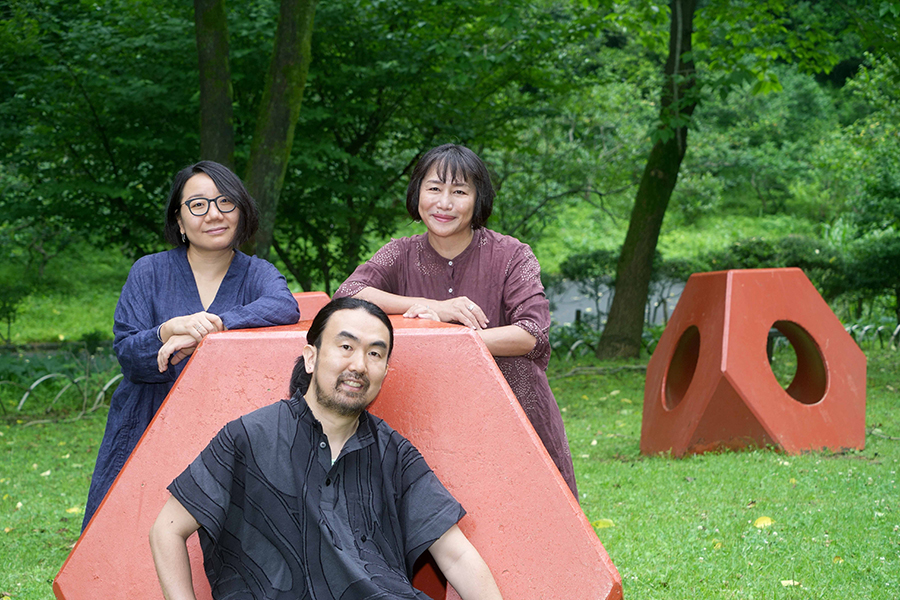 This photo shows Ei Arakawa-Nash is in the foreground with Horikawa Lisa and Takahashi Mizuki in the background.