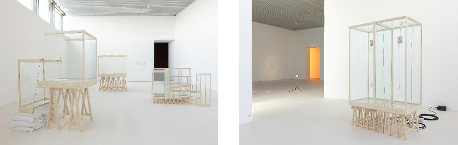 作品名 'A Polite Existence', 2020 (reproduced in 2023) の展示室の写真2枚