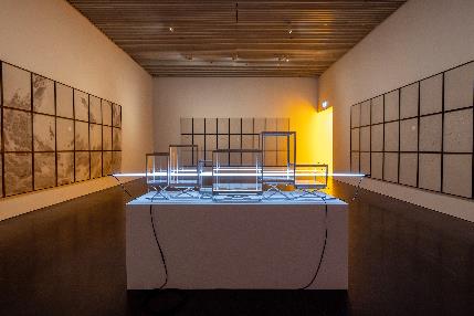 作品名(手前)'Verse #2', 2022(奥、左から右へ)'Fog', 2023, 'Earthquake', 2023, 'River', 2022の写真