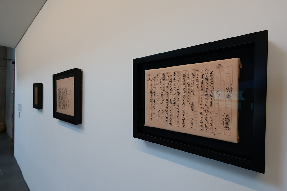 額装された原稿用紙が展示されている。