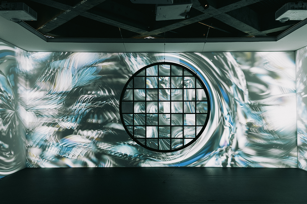 銀色の波打つような文様が浮かぶ壁面