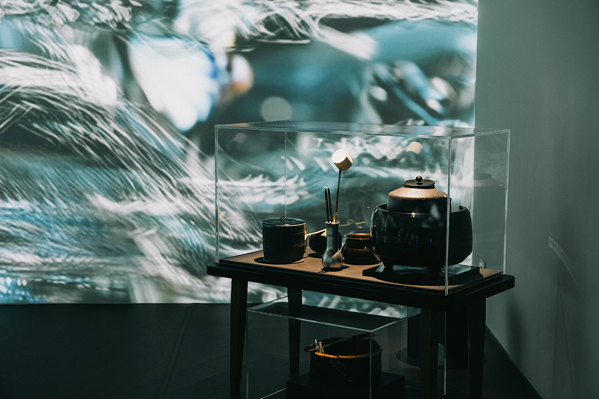 ガラスケースに覆われた茶器