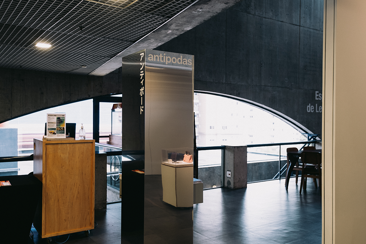 アンティポードantipodasと書かれた、柱のような鏡張りの四角柱