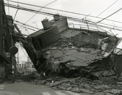 Ryuji Miyamoto Nagata-ku, from the series "KOBE 1995 After the Earthquake", 1995の写真