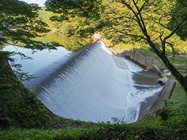 白水溜池堰堤の写真