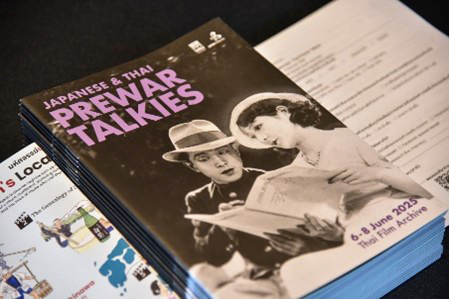 Japanese & thai prewar talkies とタイトルの書かれた冊子モノクロの男女の映画のワンシーンが表紙に使用されている