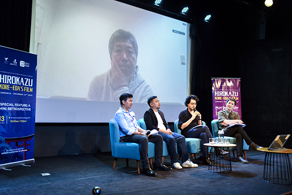 是枝裕和監督がオンラインで参加し、壇上の4人の男性とトークイベントを開催している様子