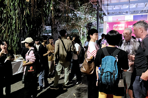 レセプション会場に来ている大勢の人たちの写真