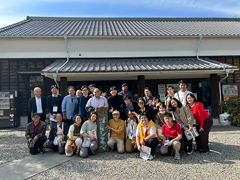 深谷シネマの会場前で約26人が写っている集合写真。