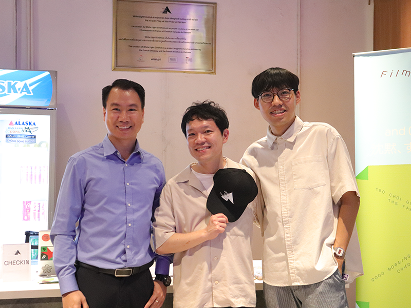 Nguyen氏と上野氏、Minh氏の3人が笑顔で記念写真