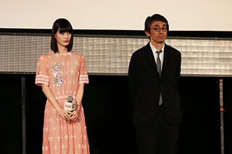 「日本新作映画上映会」で登壇した橋本愛さん、吉田大八監督の写真