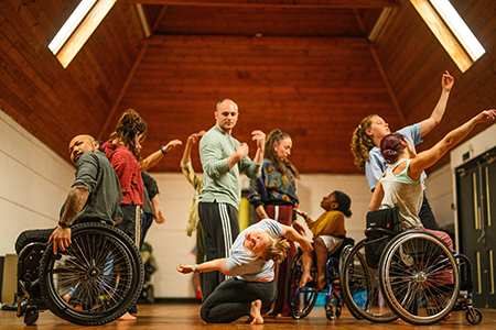 Stopgap Dance Companyの車いすの人も交えて室内でパフォーマンス中のポートレート