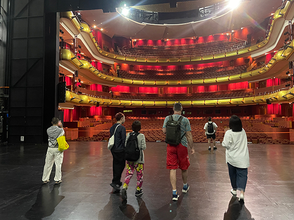 被派遣者がシンガポールのTheatres on the Bayの下見をしている