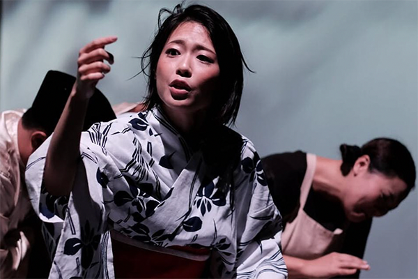 和服姿の女性の演者のアップ