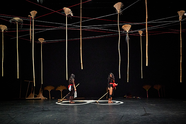 ほうきが吊るされた舞台の様子