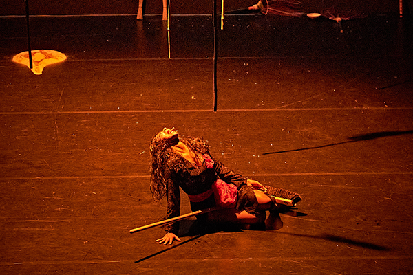 舞台上演者が膝をついている