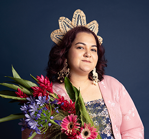 ボックス紫のドレスを着た女性