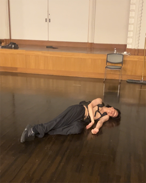 敷地理のポートレート。ダンススタジオで横たわっている。