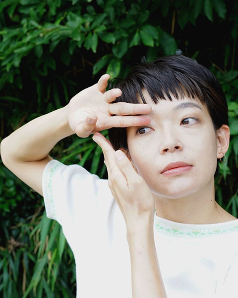 屋外で撮った横山彰乃のポートレート。