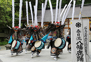 春日流八幡鹿踊の様子の写真