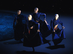 黒い衣装で踊る舞台の画像