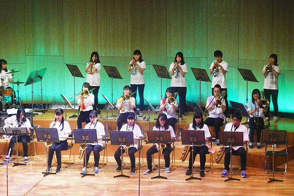 伊丹市立伊丹高等学校吹奏楽部ジャズ演奏の写真
