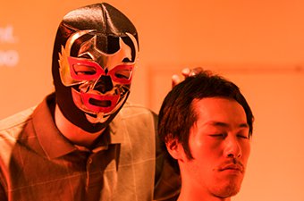 岡崎藝術座 ペルー・メキシコ初公演『+51 アビアシオン，サンボルハ』の舞台写真