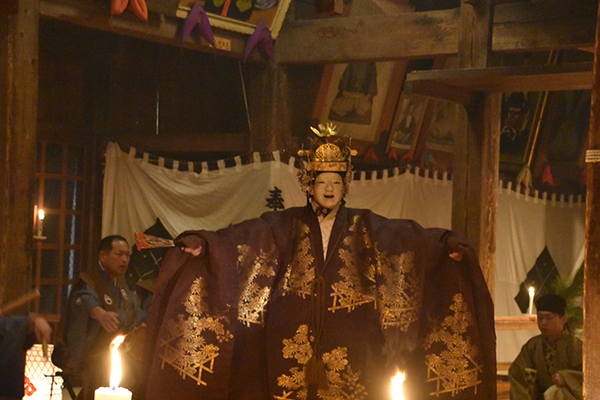 黒川能『羽衣』で天人が舞う蠟燭能の場面