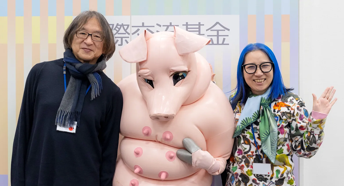 報告会の様子：国際交流基金のロゴの前に登壇者3人が並んでいる