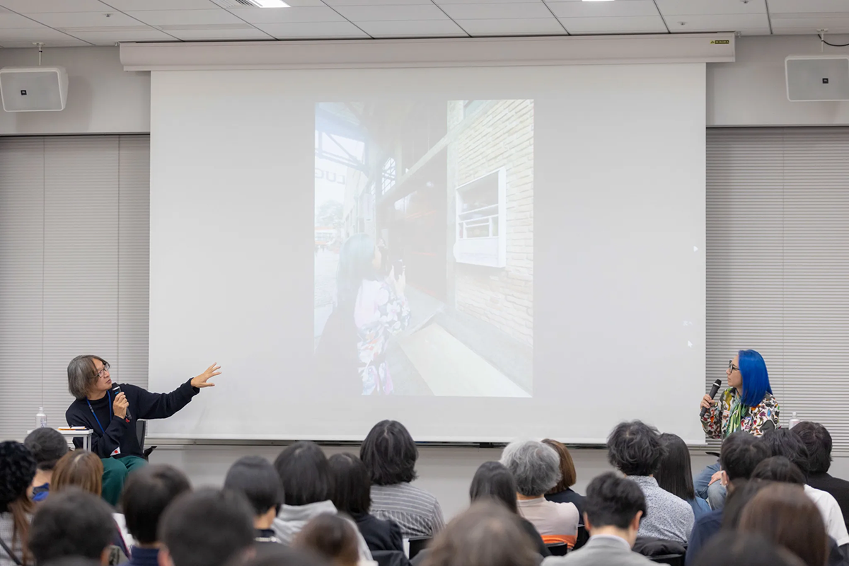 報告会の様子：プロジェクターに投影した映像を見ながら話す登壇者達