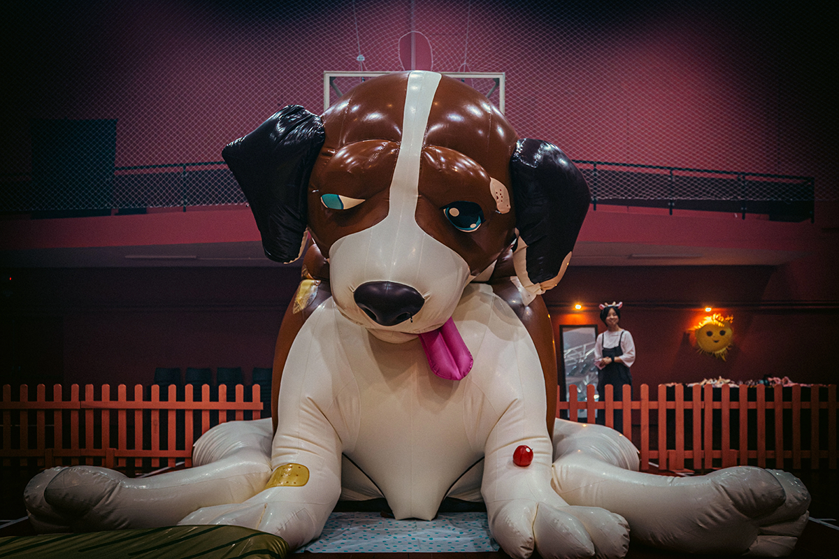 公演の様子：巨大な犬のオブジェが舞台を埋めつくしている