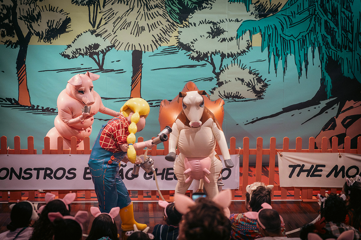 公演の様子：3体の着ぐるみのが舞台上に登場している