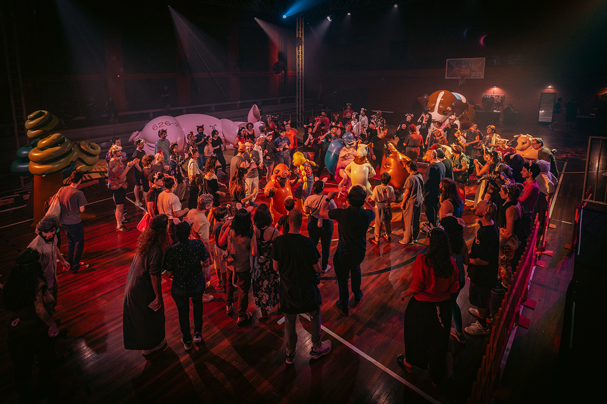 公演の様子：100名以上の登場人物が舞台を覆いつくしている