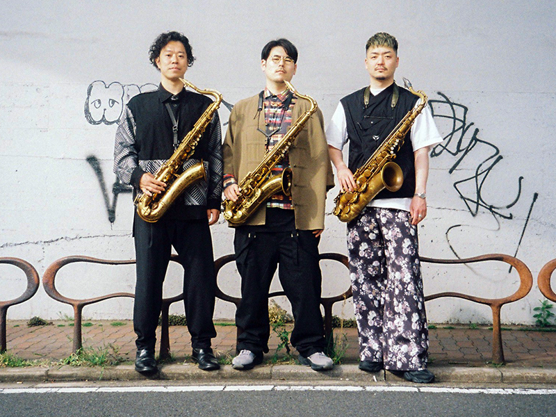 3人がそれぞれ楽器を持って並んでいる出演アーティストグループTenors In Chaos