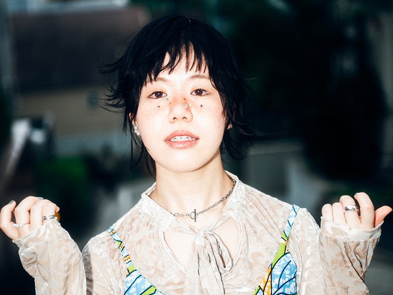 出演アーティスト梅井美咲が両手を肩まで上げている