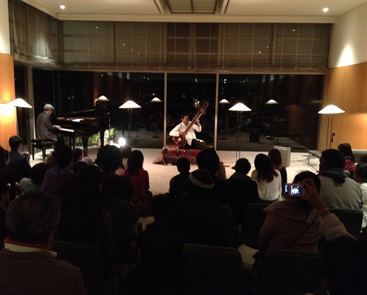 シンポジウム後に、即興演奏を行うジャズピアニストの佐藤允彦氏とシタール奏者のプラディープ・ラトゥナヤケ氏-1の写真