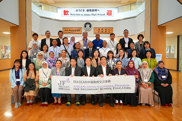 城南高校の屋内にて、参加者や高校関係者40名が写っている